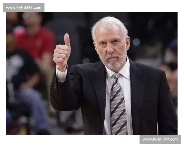 1390 胜镌刻穹顶！马刺低调升旗致敬波波维奇